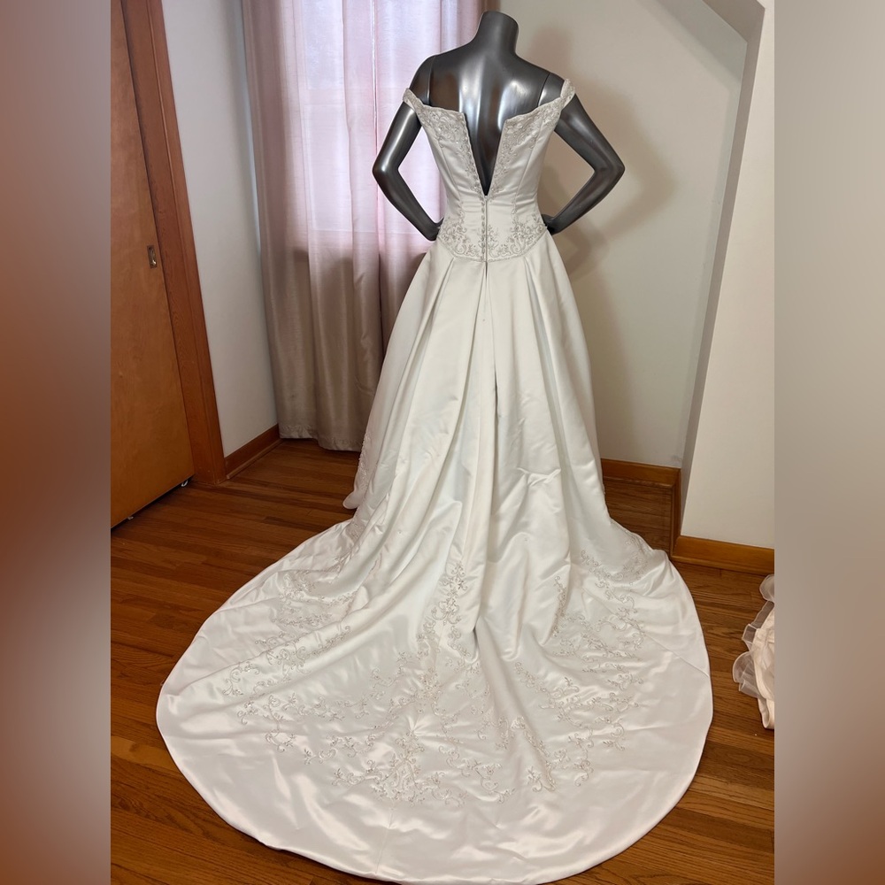 Elegant Off-Shoulder Ivory Embroidered Ball Gown - Picture 6 of 10